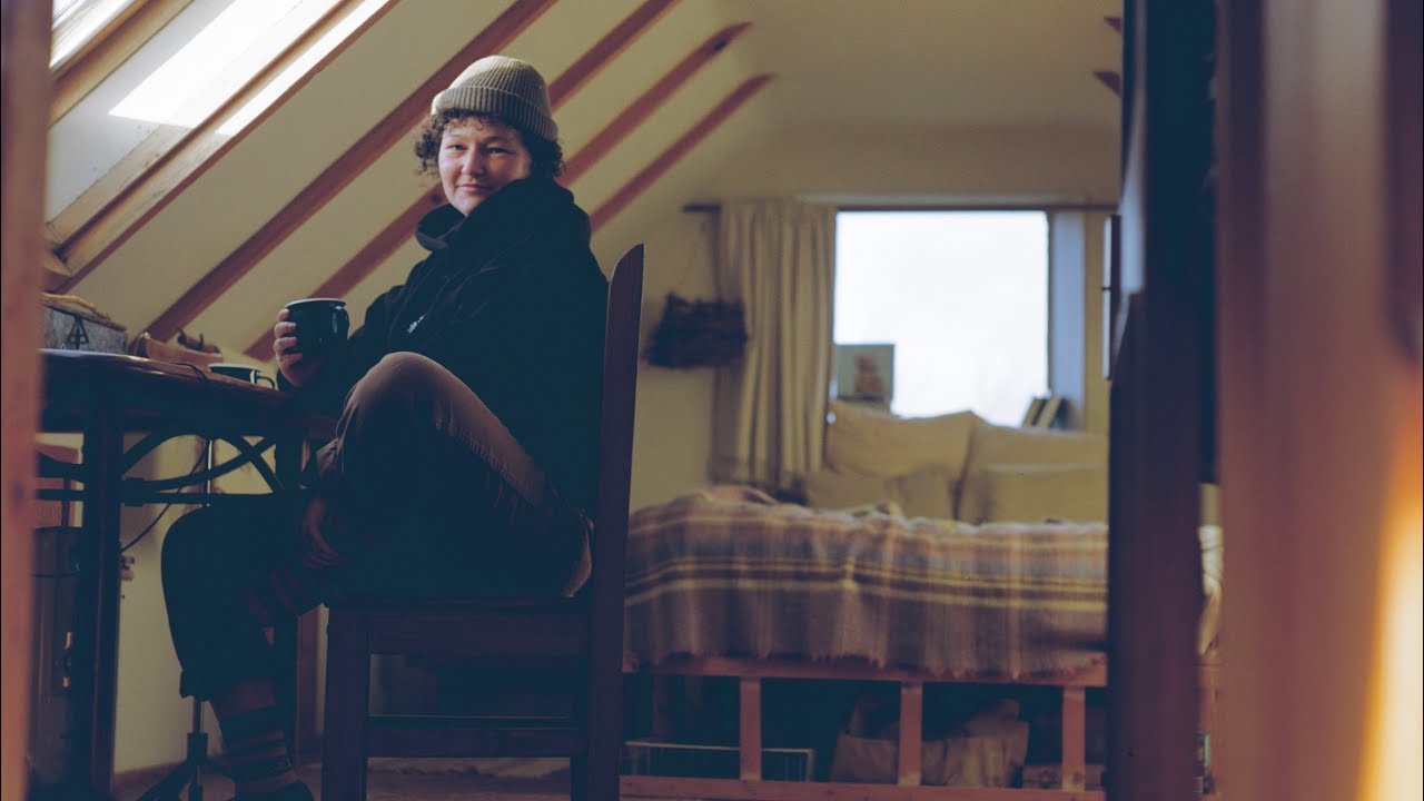 A quiet, rural life on the Isle of Skye - abandoned buildings, weaving, spoon carving & coffee