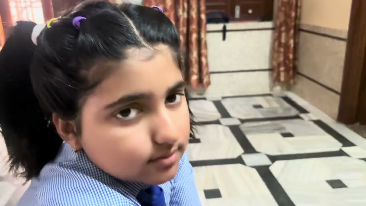 Subh subh bachho ko school bhejte time pyari si chotiya bnayi 