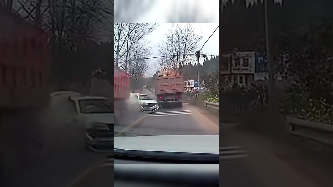 Overtaking Gone Wrong &ndash; Real-Life Truck Sandwich! 😨