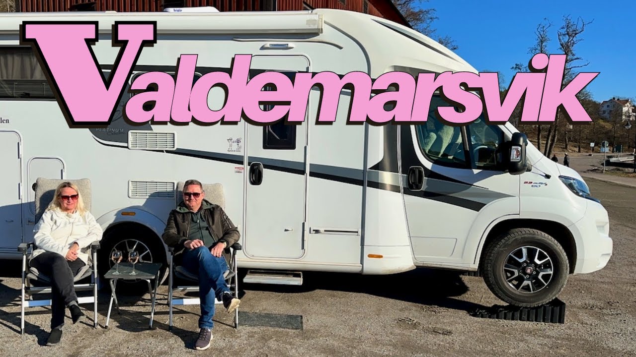 VALDEMARSVIK MED HUSBILEN. VI NJUTER I VÅRSOLEN.
