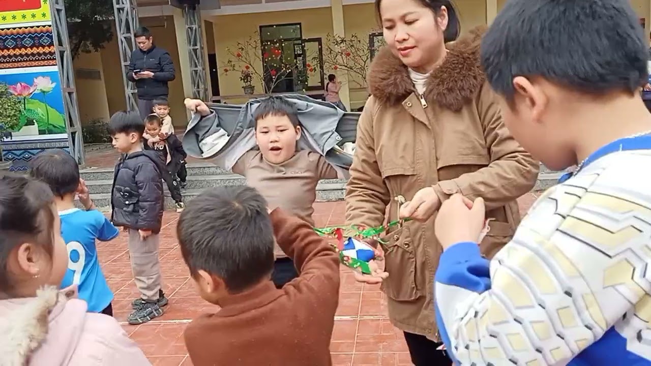 Chợ Tết a Bơ lớp 1/ 2026
