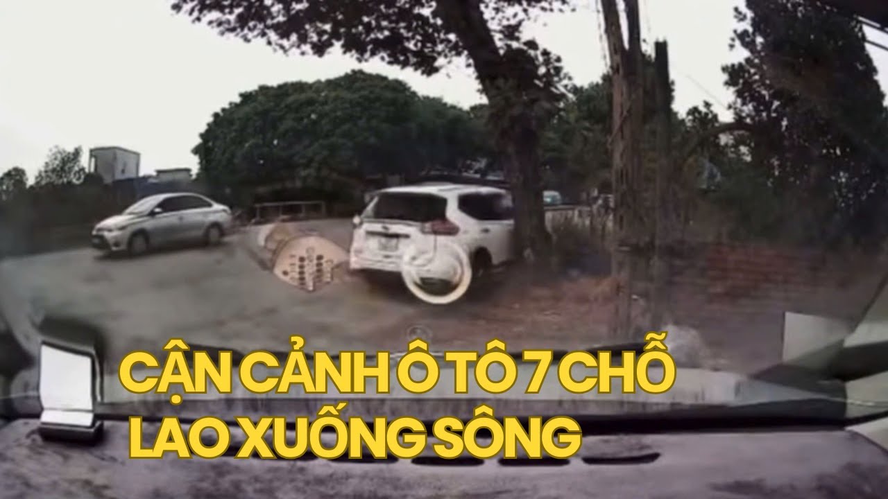 Kinh hoàng cảnh ô tô lao xuống sông tại Nam Định