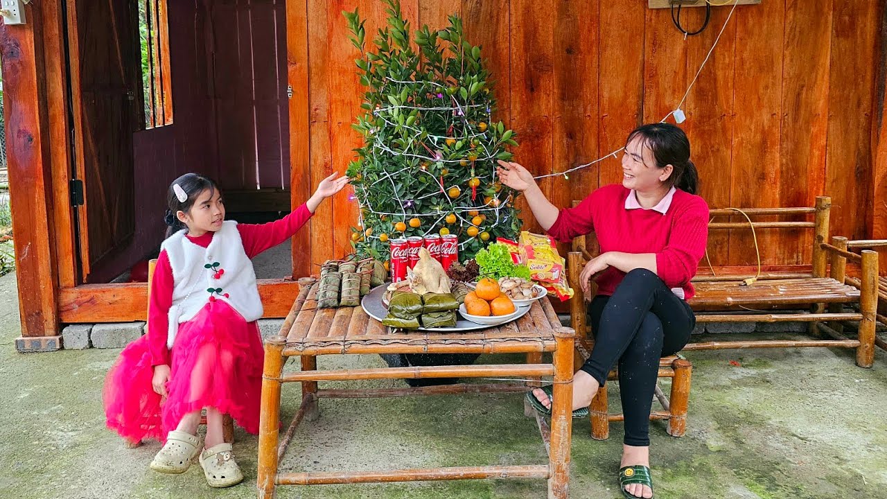 Traditional techniques for wrapping banh chung (Vietnamese sticky rice cake) - Happy Lunar New Year!