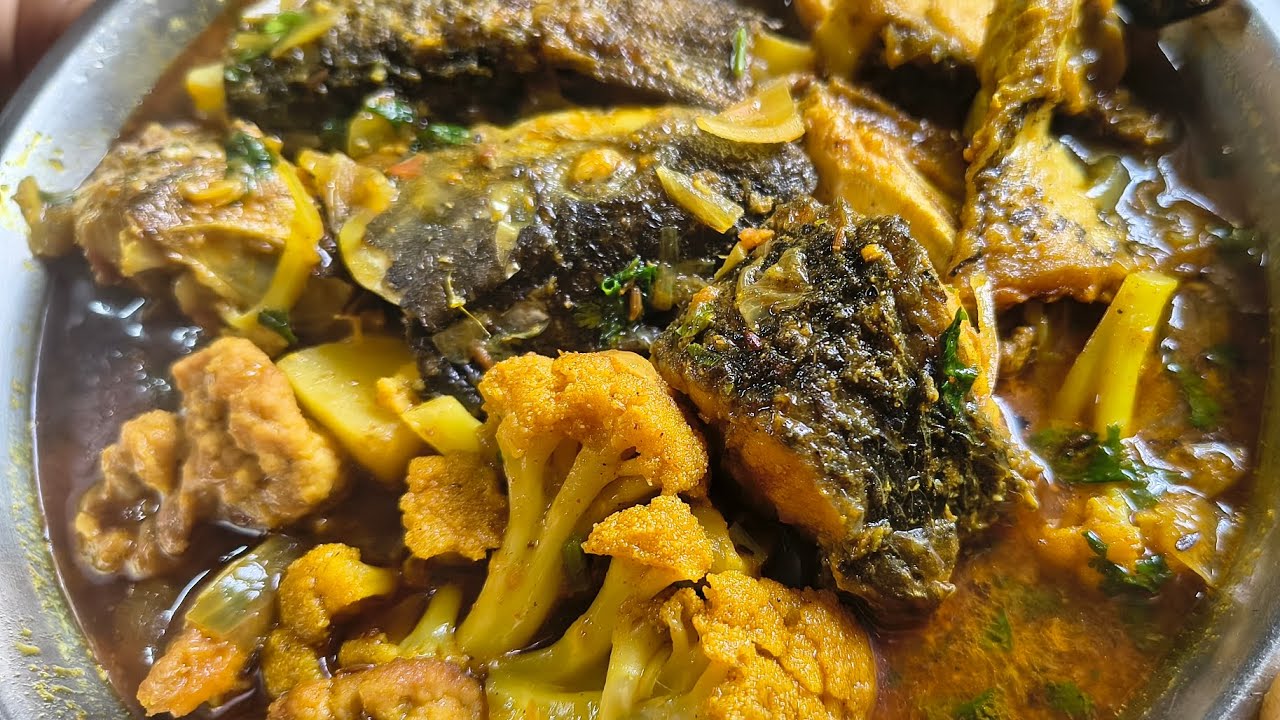 আলু, ফুলকপি, বড়ি দিয়ে রুই মাছের ঝোল।#youtube #recipe #foryou #Ghosh Family's Rannaghar #Food#Viral