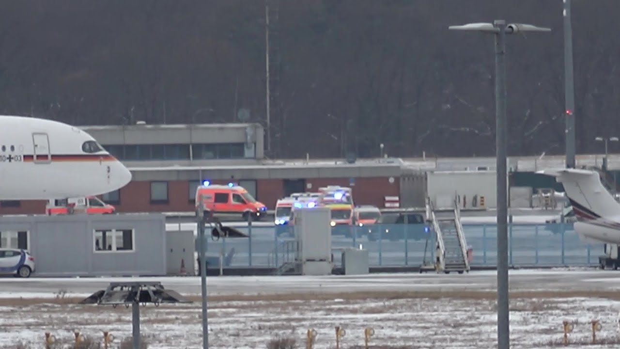 KdoW 4 + NEF 1 FW 5 BF Köln + 8x KTW + 2x RTW bei MedEvac auf militärischem Teil des Flughafens Köln