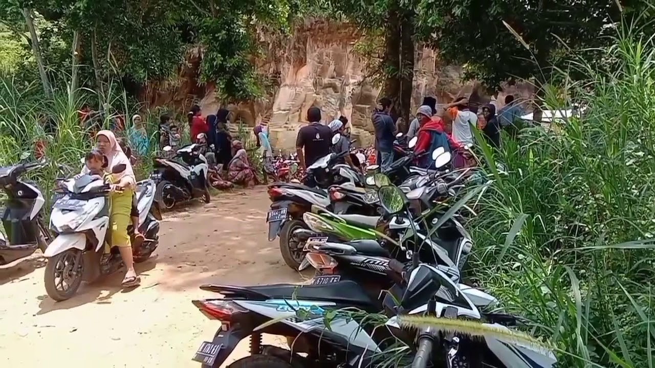 KORBAN Longsor di bukit kapur pelalangan Arosbaya.