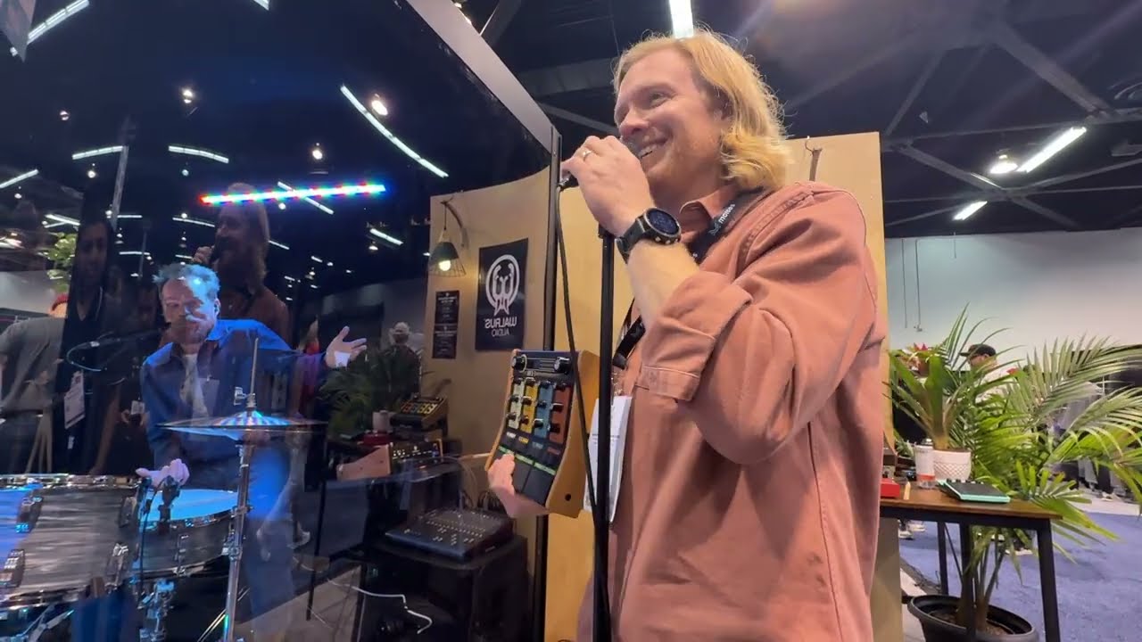 Демонстрация самолета DFX-1 от Аарона Стерлинга на выставке NAMM 2026.