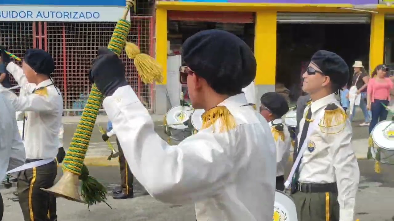 Primer desfile con Banda de Guerra y Bastoneras de la Unidad Educativa Andrés de Vera