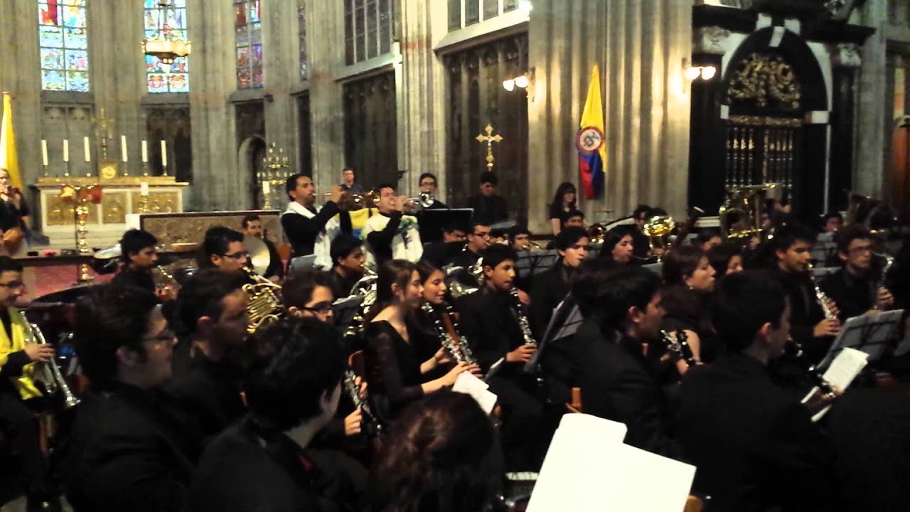EN BRUSELAS BANDA DE CHIA COLOMBIA EN NOTRE DAME. 