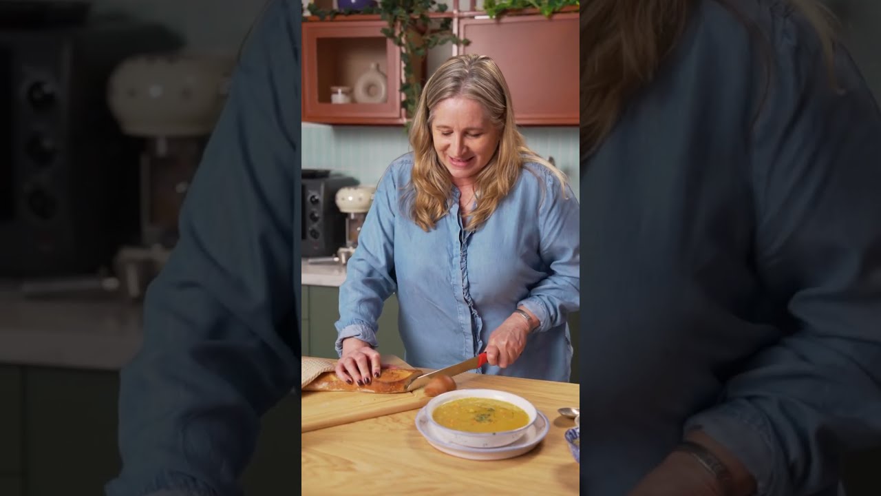 מתכון חורפי למרק אפונה קלאסי, קרמי וקל להכנה של מיכי | ערוץ האוכל