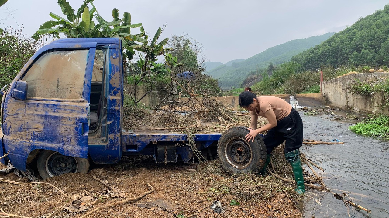 A female mechanic in the village started, repaired, and rescued the truck from the stream