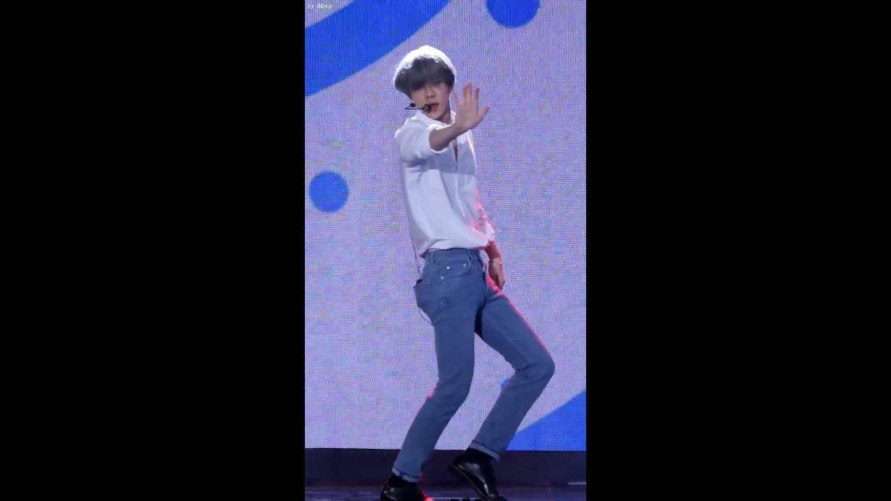 150905 EXO - LOVE ME RIGHT [세훈]직캠 Fancam (상암문화광장) by Mera