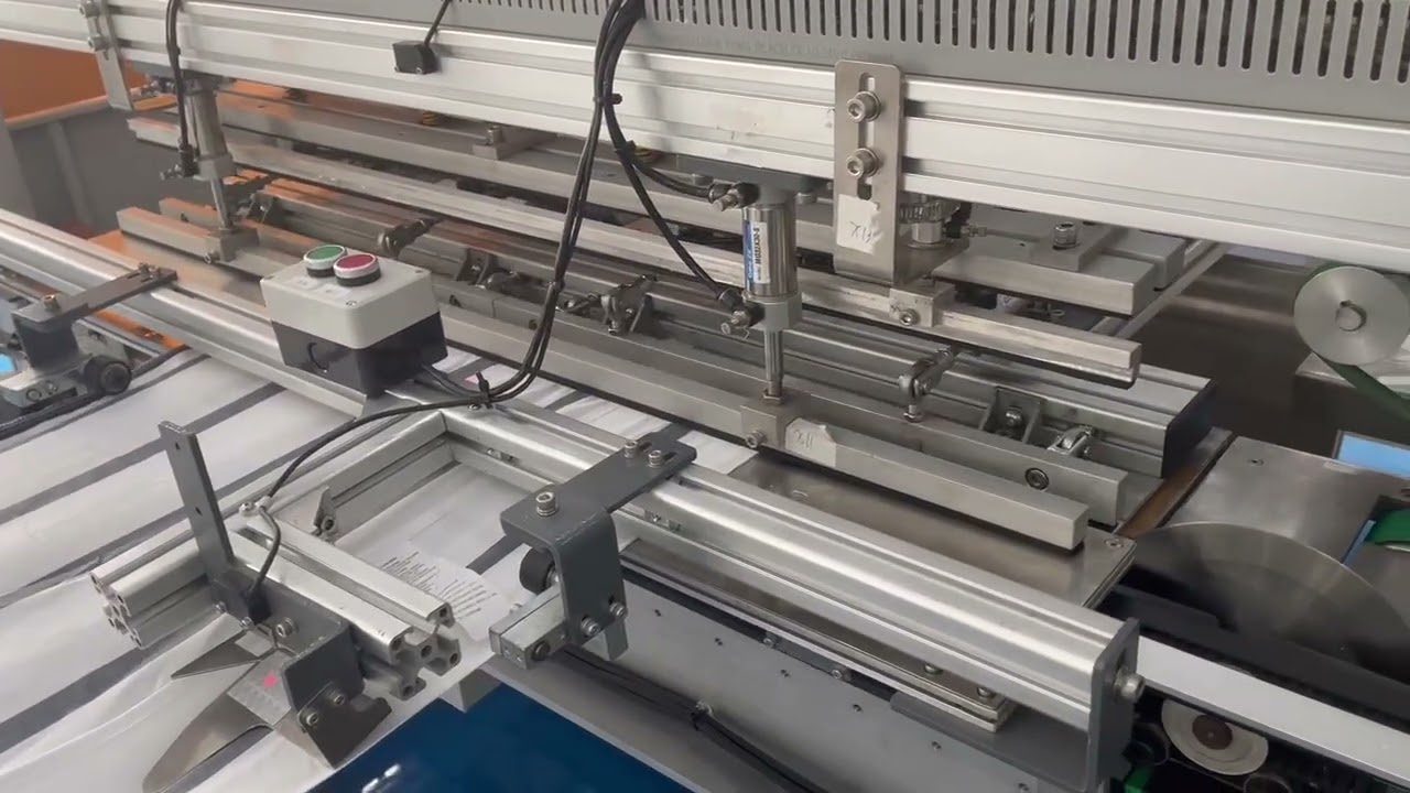 Lihua automatic pillow-throwing machine, completing a single product in 5-6 seconds. 