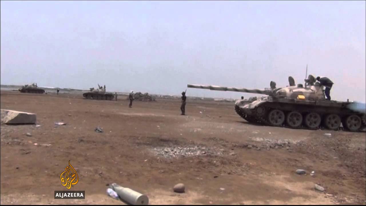 Houthi rebels advance in Aden despite air strikes