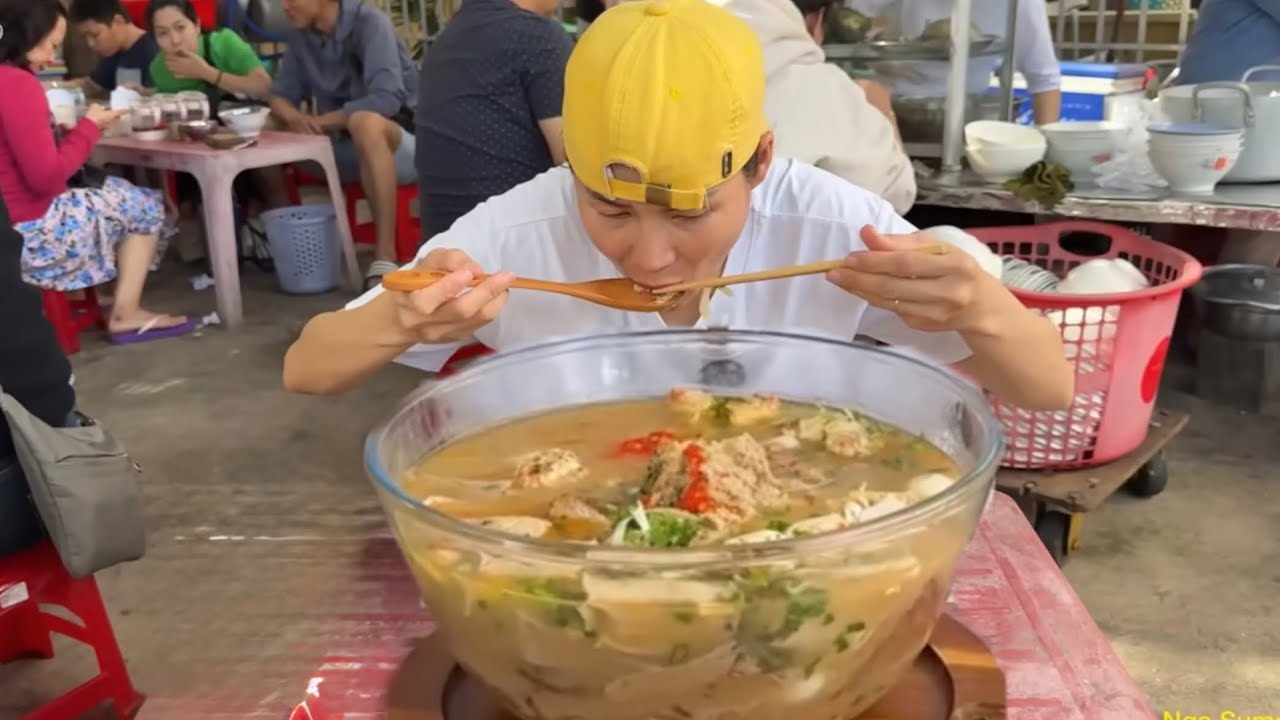MẶC KỂ NHỮNG LỜI CHỈ TRÍCH NGA SUMO VẪN XỬ LÝ 11 TÔ BÁNH CANH GHẸ CỦA QUÁN CÓ THÂM NIÊN HƠN 30 NĂM