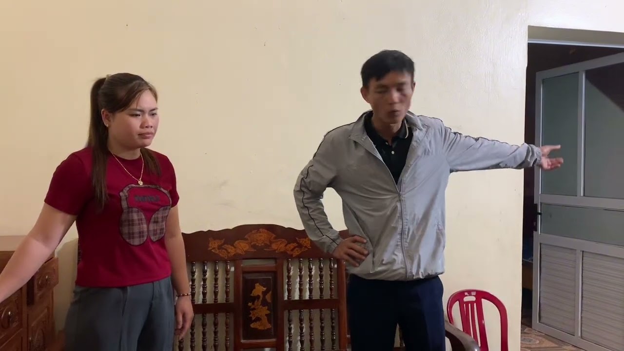 Toàn sang bắt ép tiến phải làm theo lời bà quế không sẽ sang gây sự.tiến không sợ nói thẳng luôn 