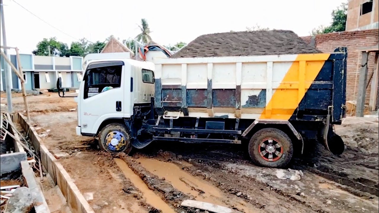 Mobil Dump Truk Pengangkut Pasir Bongkar Muatan Pasir Membukit Full Bak