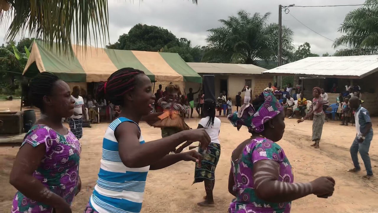 Danse de MASQUES en pays GUERÉ (VION)