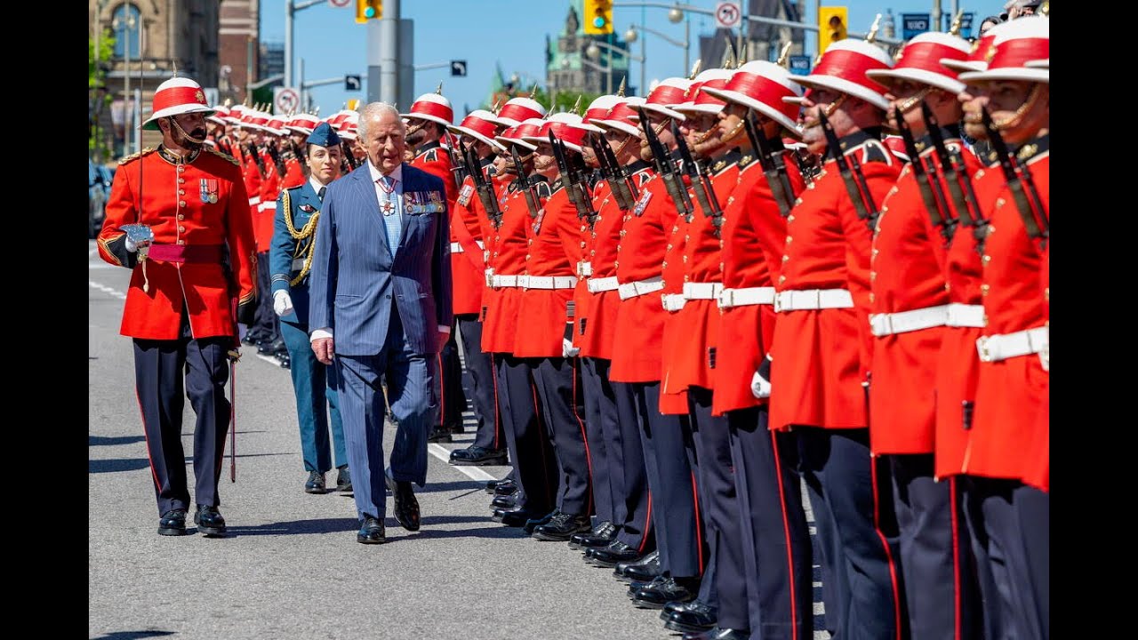 Inspection de la garde d'honneur lors de la visite royale au Canada 2025