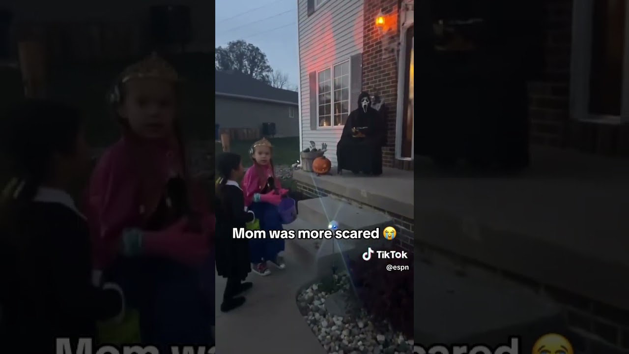 Mom was more scared 🎃 #hoodnews #kids #halloween #spooky #trickortreat