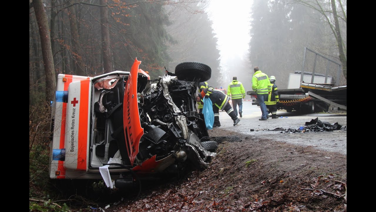 Alarmfahrt: Rettungswagen kollidiert mit LKW - 2 Sanitäter eingeklemmt & schwer verletzt