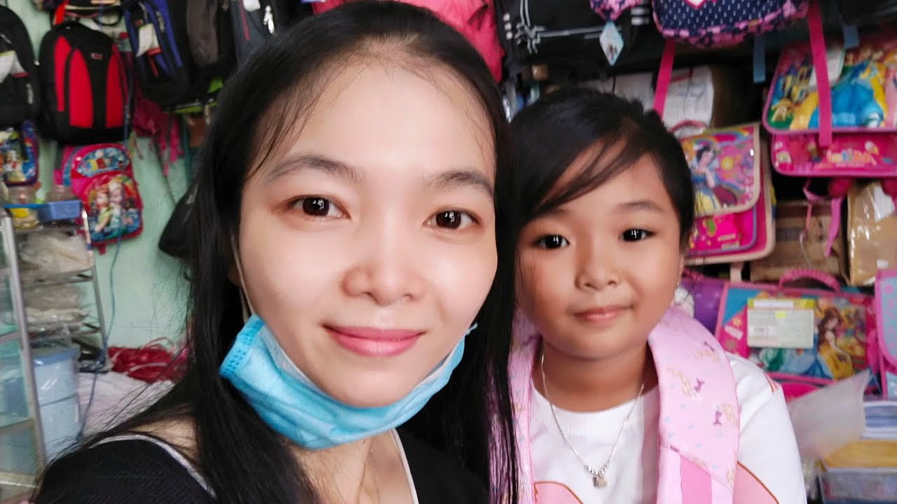 Mẹ dẫn Si đi mua sách vở cho đầu năm học mới | Cuộc sống của mẹ còn Susi