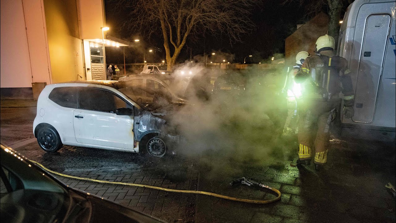 Auto in brand aan de Dreef in Deventer, tweede auto fors beschadigd