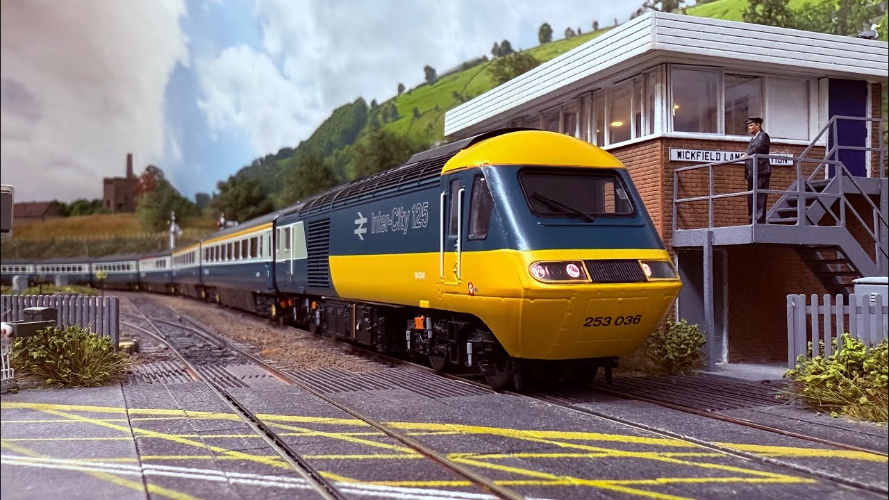 Hornby HST fitted with Loksound V5 Legomanbiffo Valenta sound with EM2 speakers and stay alives 
