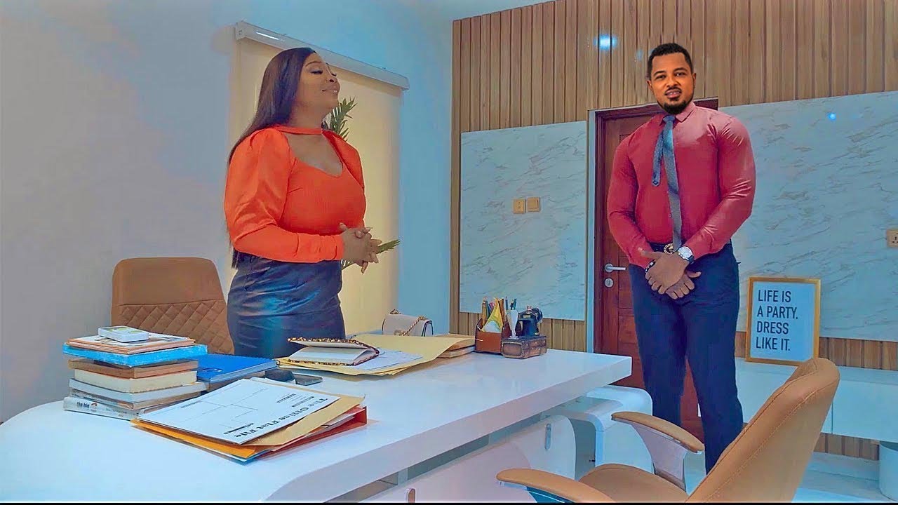 La riche dame n'a jamais cru au vrai amour jusqu'à ce qu'elle employé le pauvre gars comme chauffeur