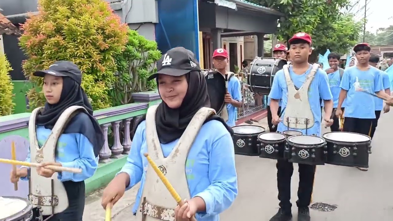 Karnaval TPQ Al Muqodas Lebak kulon bersama Marching band gema panata gama MTs Sultan agung 