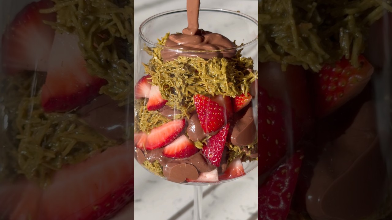 Dubai chocolate strawberry cup🍓🍫💚 #dubaichocolate #chocolate #asmr #dessert #food #easyrecipe