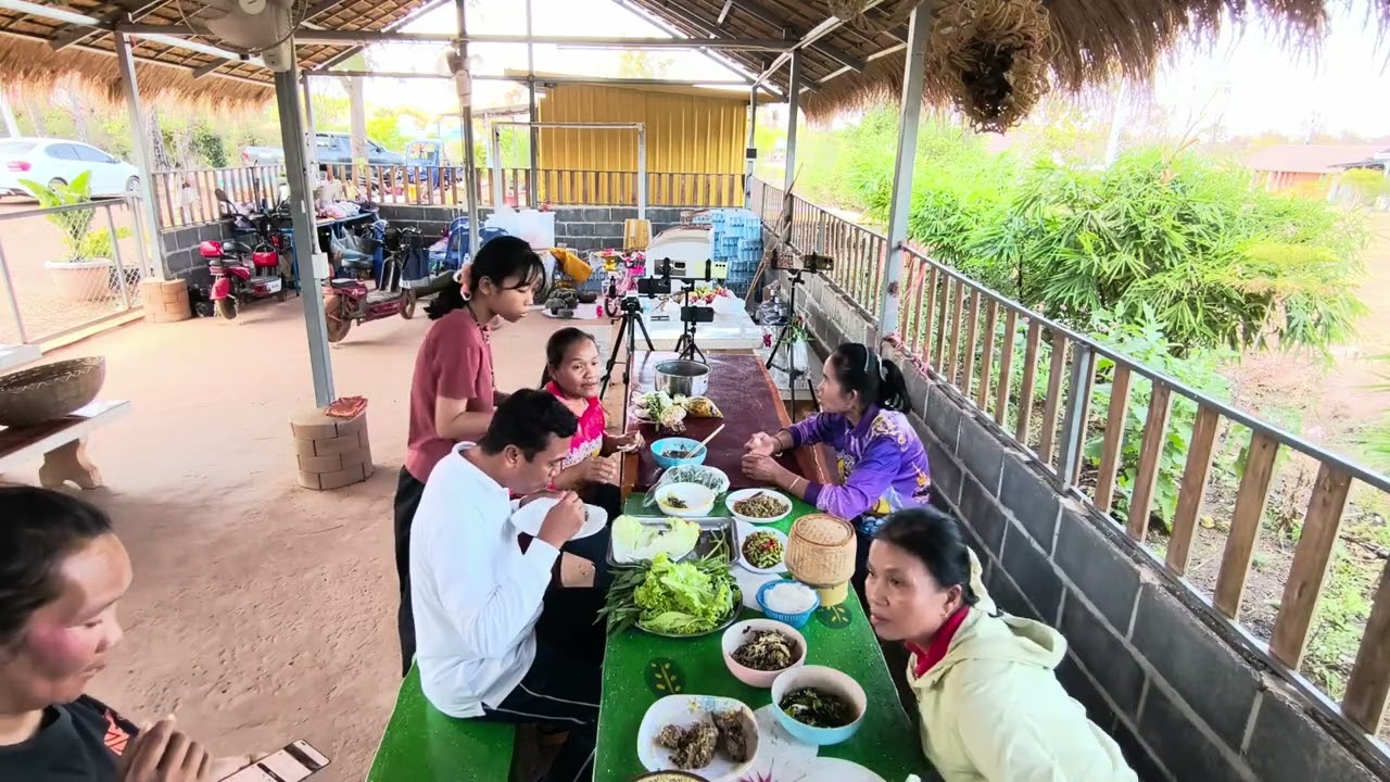 ปาร์ตี้ครึกครื้นยามเที่ยงที่ครัว