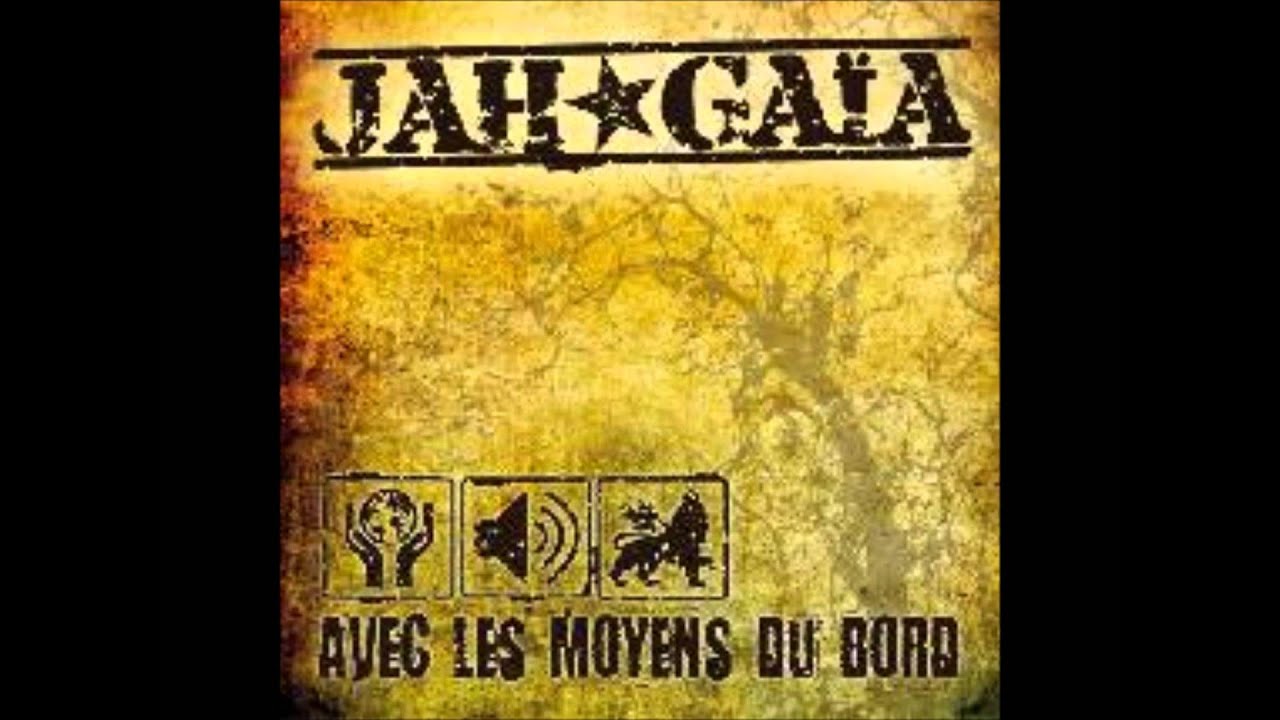 Jah Ga&iuml;a - assis sur un mur