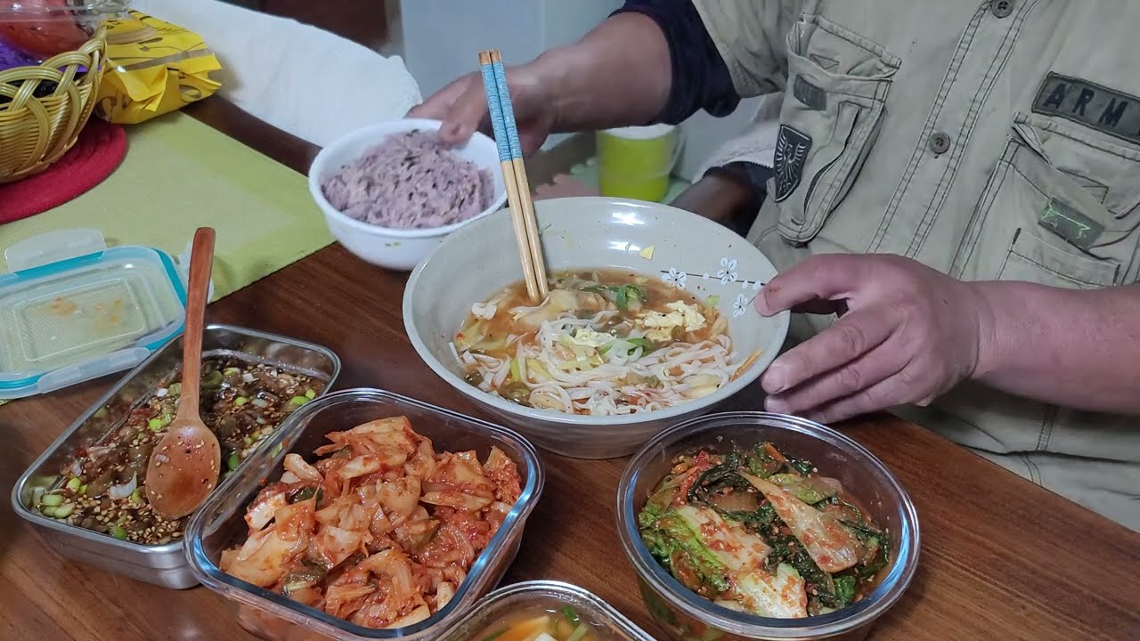 Лапша в ресторане Taebaek Girlfriend's House просто потрясающая, бульон самый лучший, лапша упруг...