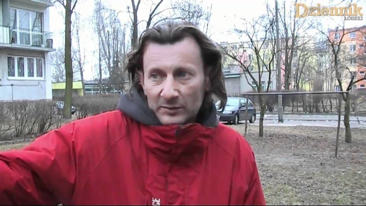 Zwłoki blokują wejście do bloku