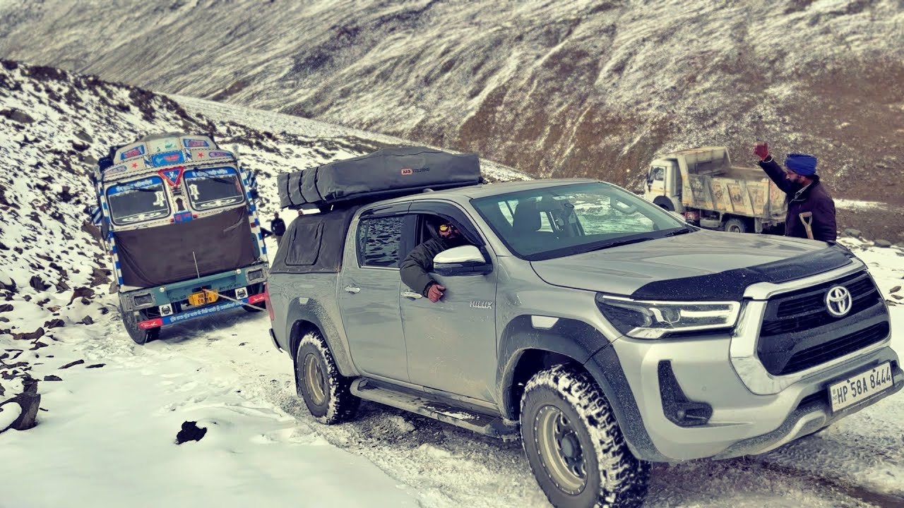 Crazy Toyota Hilux Pulled 8 Tons Oil Tanker To Shinkula Pass On Icy Inclines | Ladakh 2023 EP16