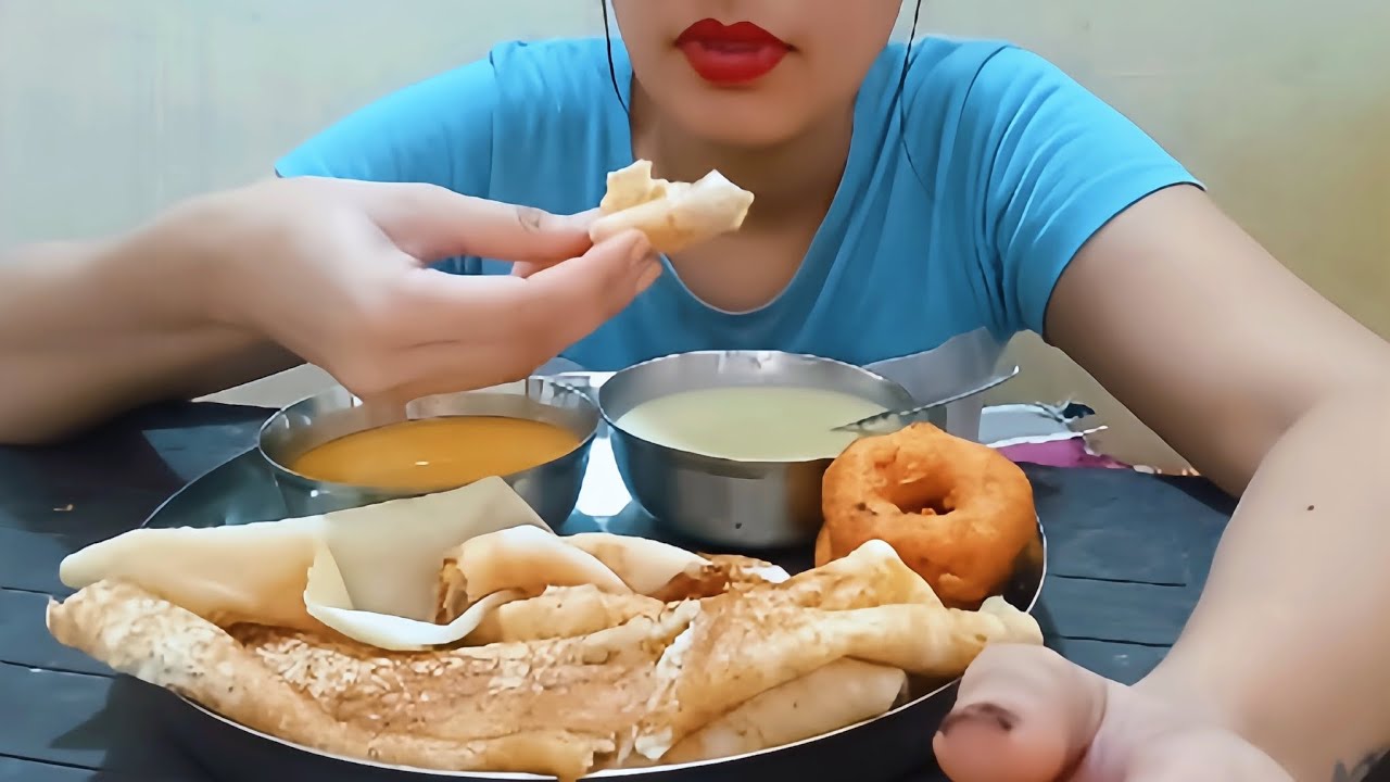 Eating homemade🔥Spicy Plane Dosa or Medu vada with Sambar😋🥰and🥥chutney😝😍♥️🌈#MUKBANG#ASMR#eatwithRVG 