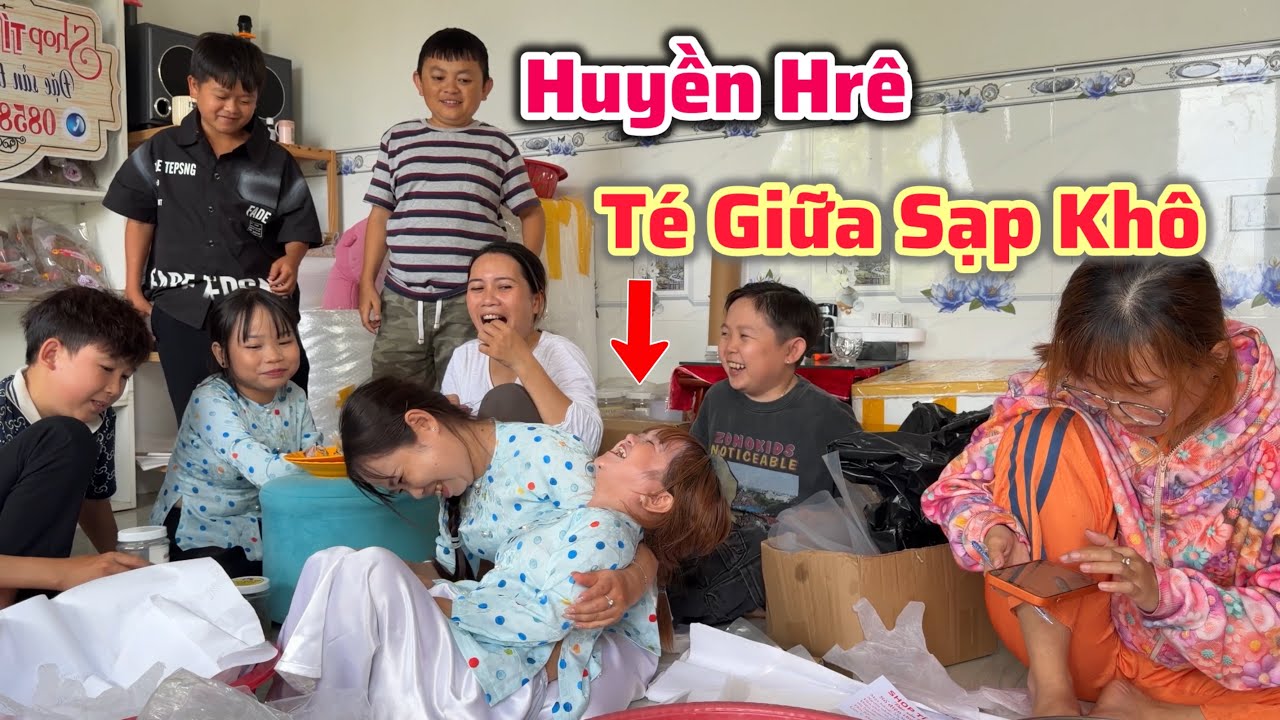 Huyền Hrê Té Ngửa Giữa Sạp Khô Của Shop Tí Hon 3 Miền - 1 Buổi Nhộn Nhịp Bán Hàng