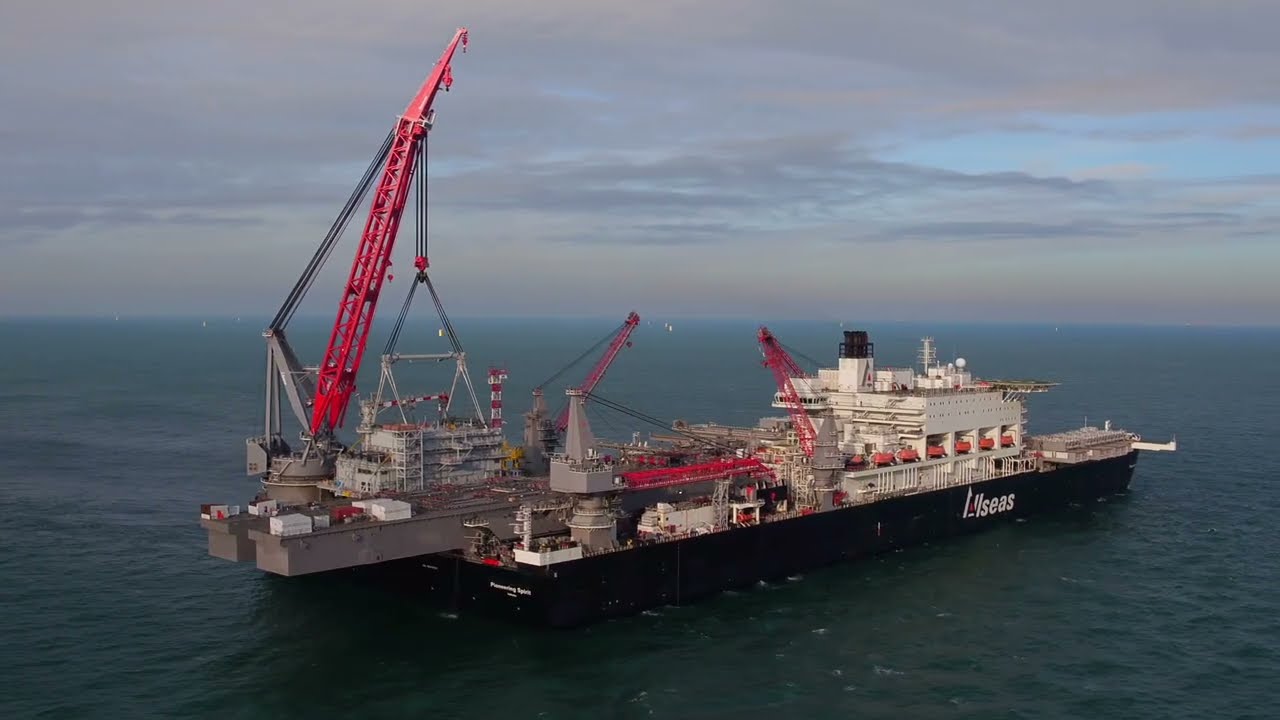 HKZ Alpha topsides installation by Pioneering Spirit