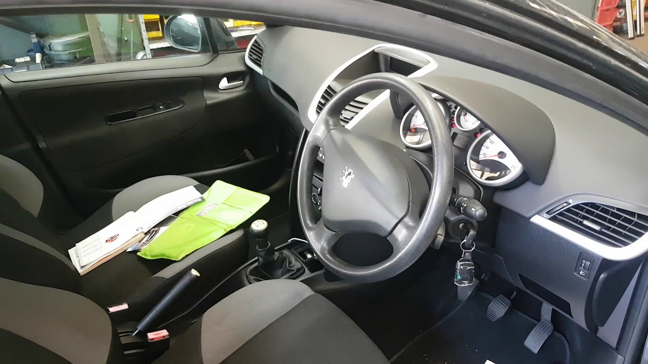 Покупка подержанного Peugeot 207 с бензиновым двигателем и механической коробкой передач, на что ...