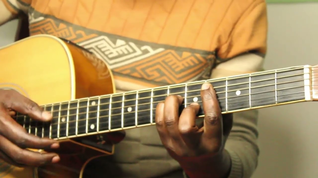 Akantu ku kandi uko  wacuranga Umugaragu w'Urukundo kuri guitar.