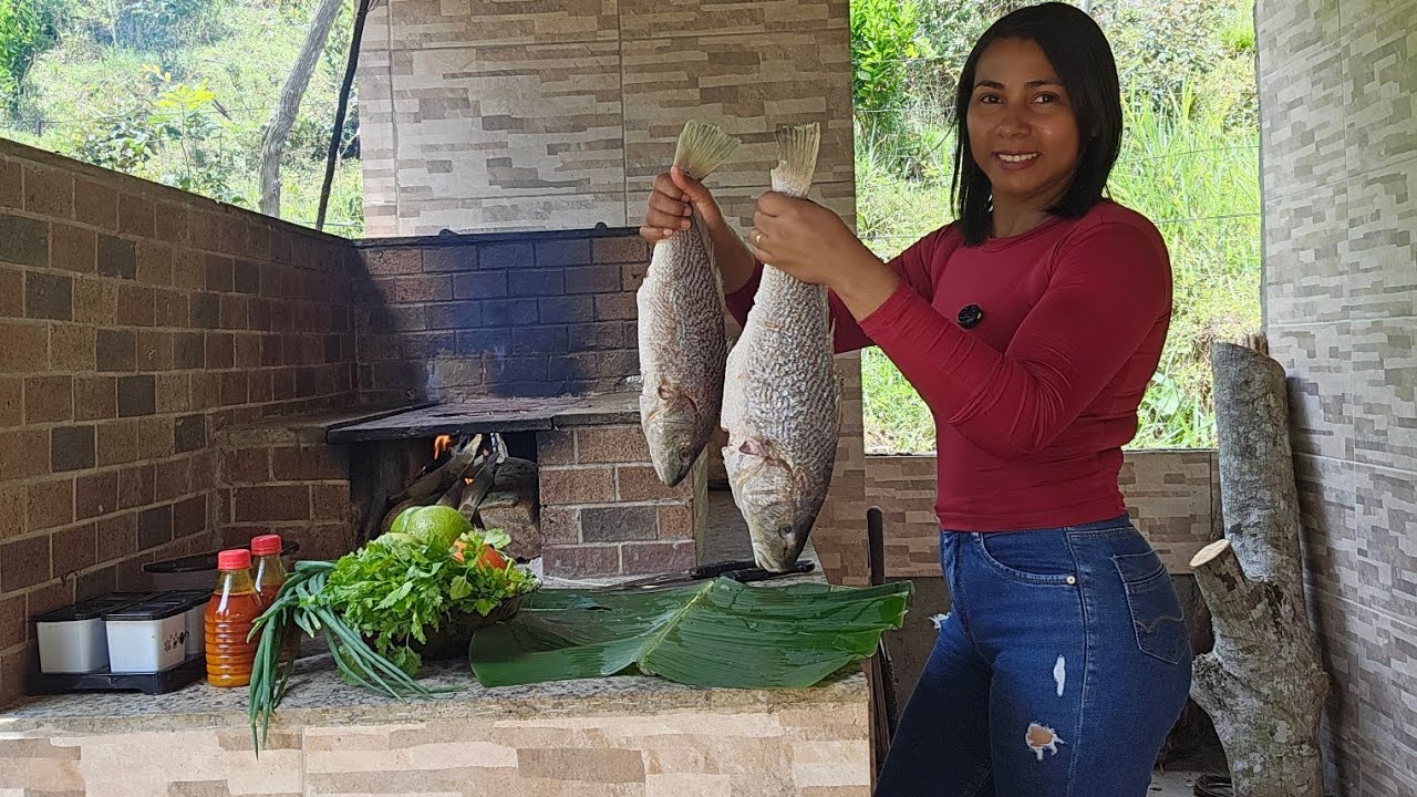 Vida simples e feliz na roça + Moqueca com pirão no fogão a lenha.