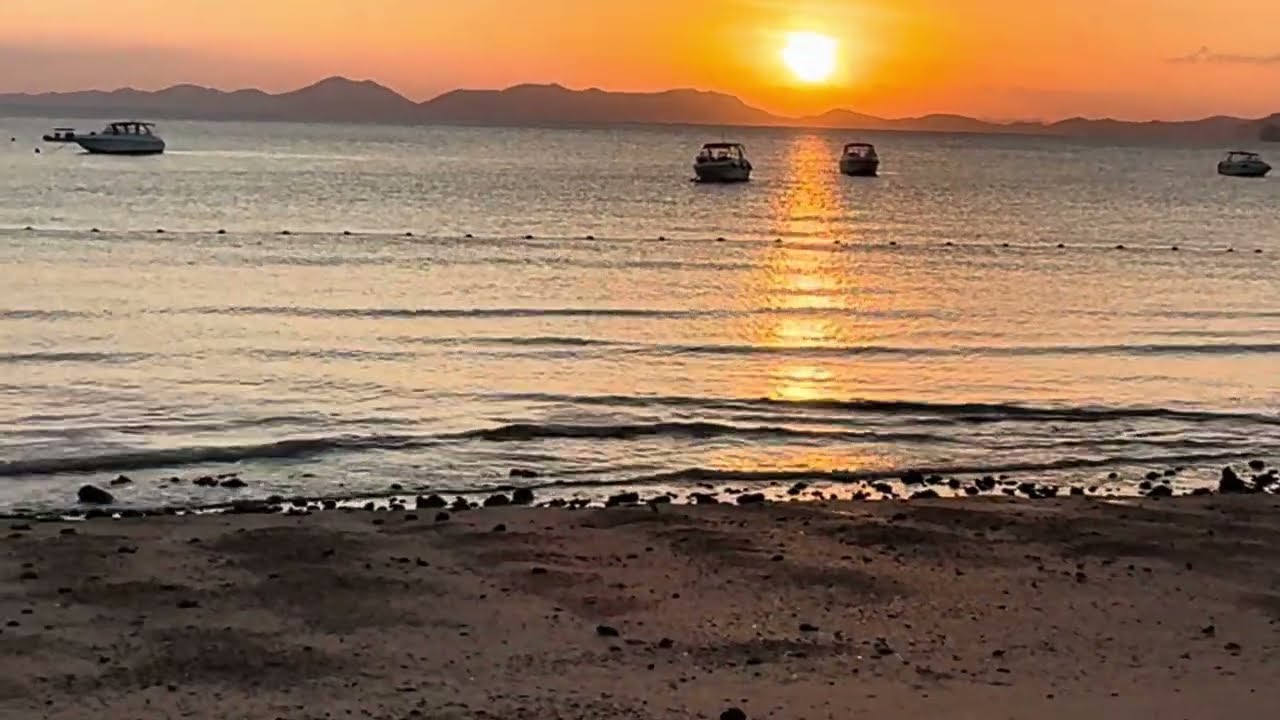 #Tajlandia 🇹🇭 #Krabi 2023 | Plaża Klong Muang 🏖️ | spacerując po plaży 🏖️ o zachodzie słońca 🌅.