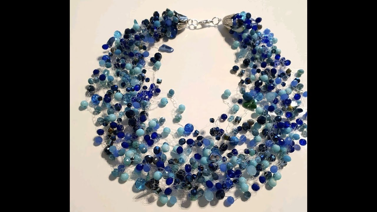 Collana realizzata all'uncinetto con filo da pesca e swaroski nelle sfumature del mare.