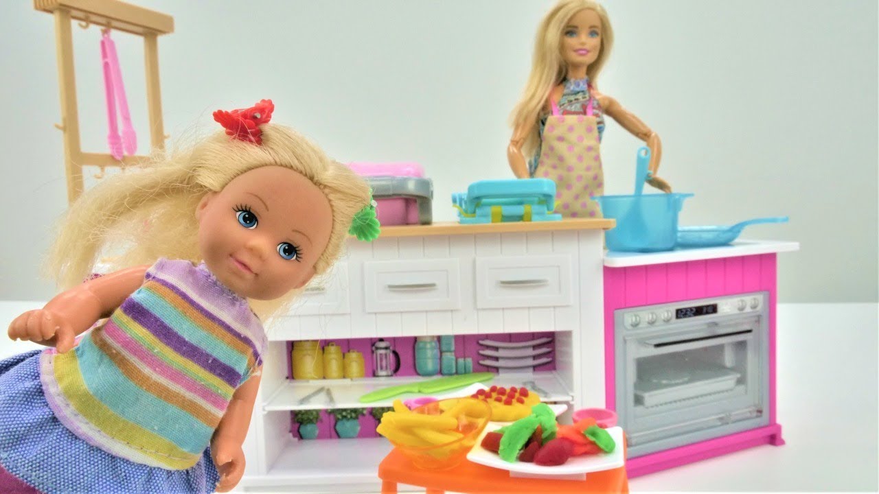Video con i giocattoli. Giochi per bambini con le bambole.  Barbie prepara una colazione.