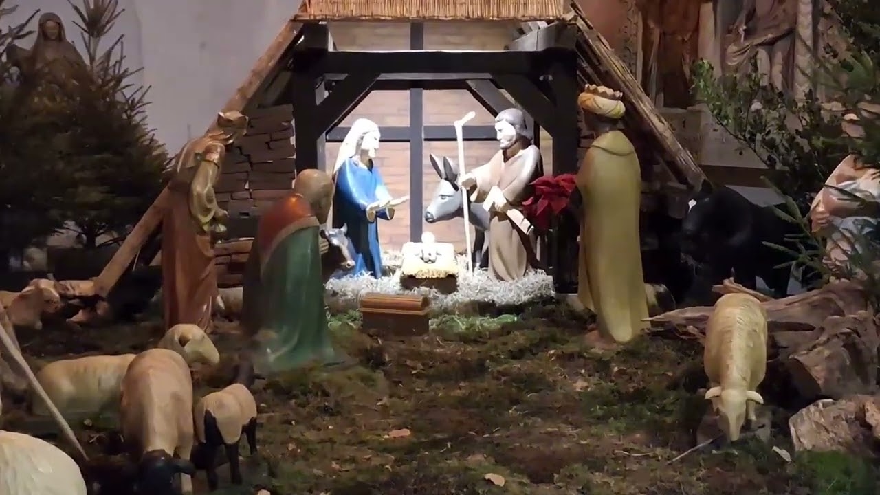 Стаю возле древнего замка.Не забывайте про старый Новый год.