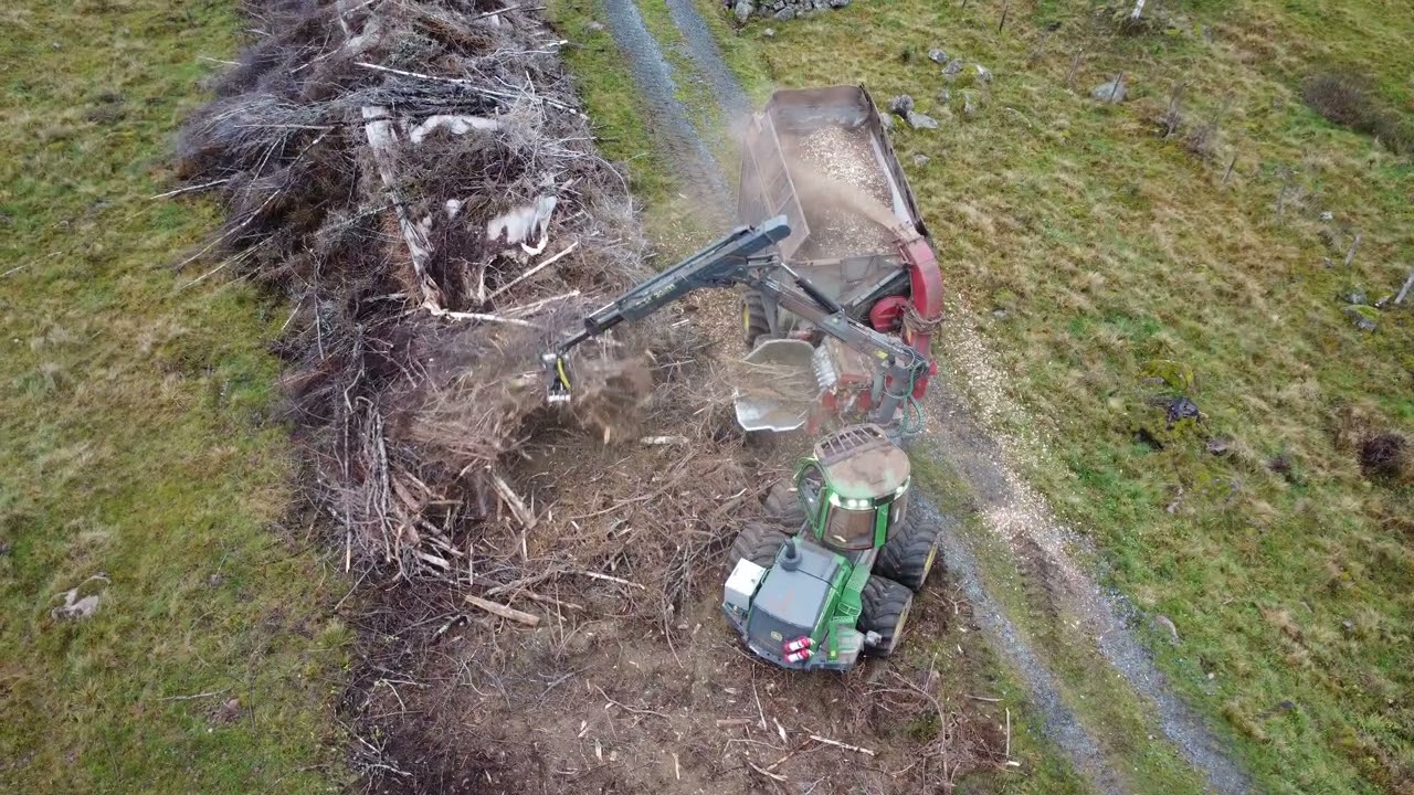 NR. 3.  John-Deere Flisare kör i Fagerhult Den 12 November 2025.