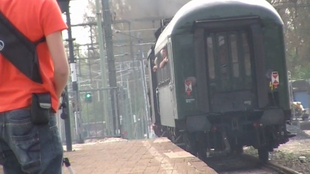 ZELDZAAM: SSN Stoomlocomotief 01-1075 komt langs station Delft (13:37)