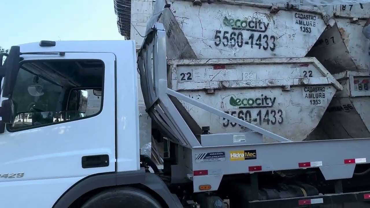 Atego 2429 automatizado, modos de condução Urbano, poliguindaste de caçambas de entulho.