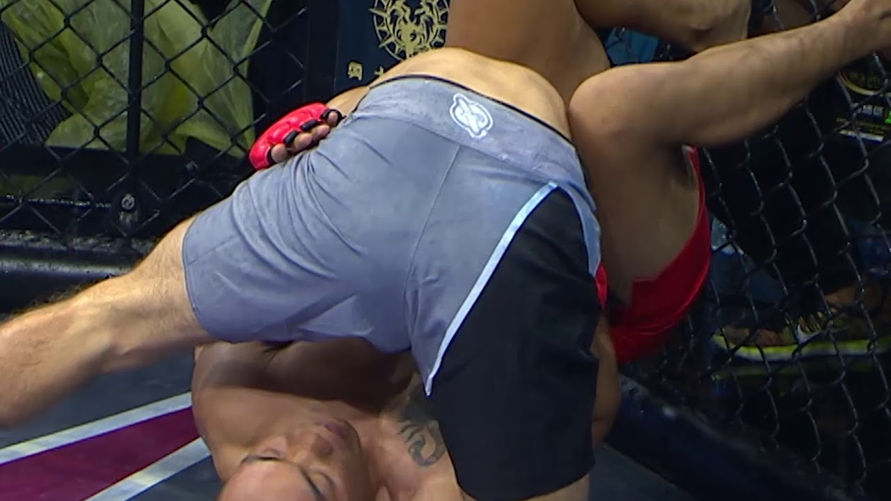 Foreign players sat on Cui Liu-cai's face and farted carelessly. Cui Liu Cai used guillotine to win.